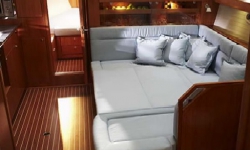 Bavaria 43 Cruiser szalonasztal 2 ággyá alakítható