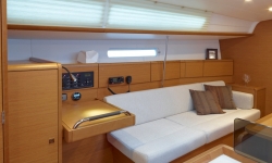 Jeanneau Sun Odyssey 379 térképasztal