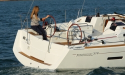 Jeanneau Sun Odyssey 379 kokpit